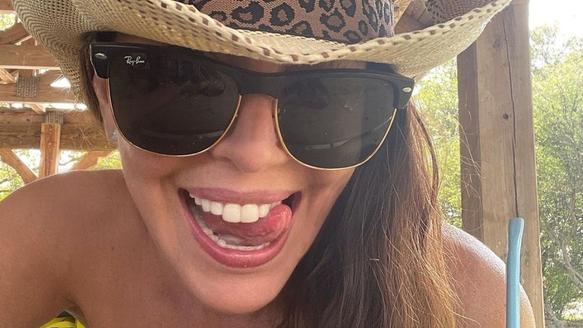 M Nica Ayos Presume Sus Curvas De Espalda A La C Mara Y En Bikini