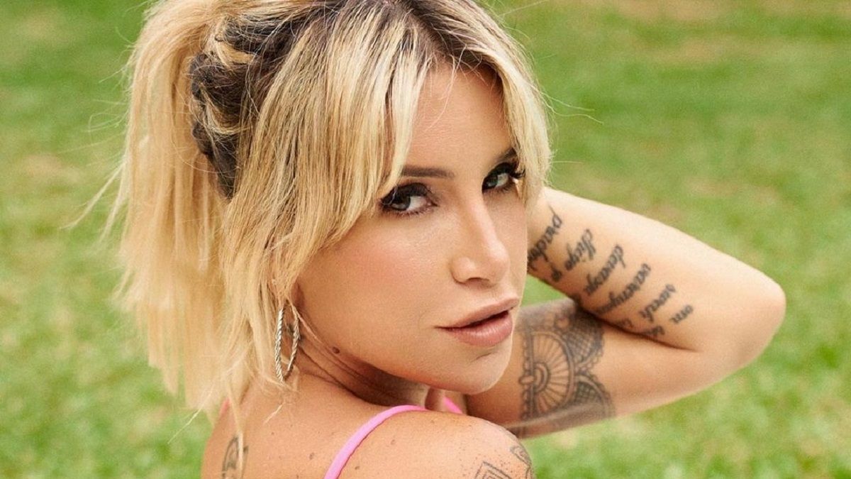 Recostada En La Playa Florencia Pe A Posa En Bikini Eleva La Temperatura De La Red