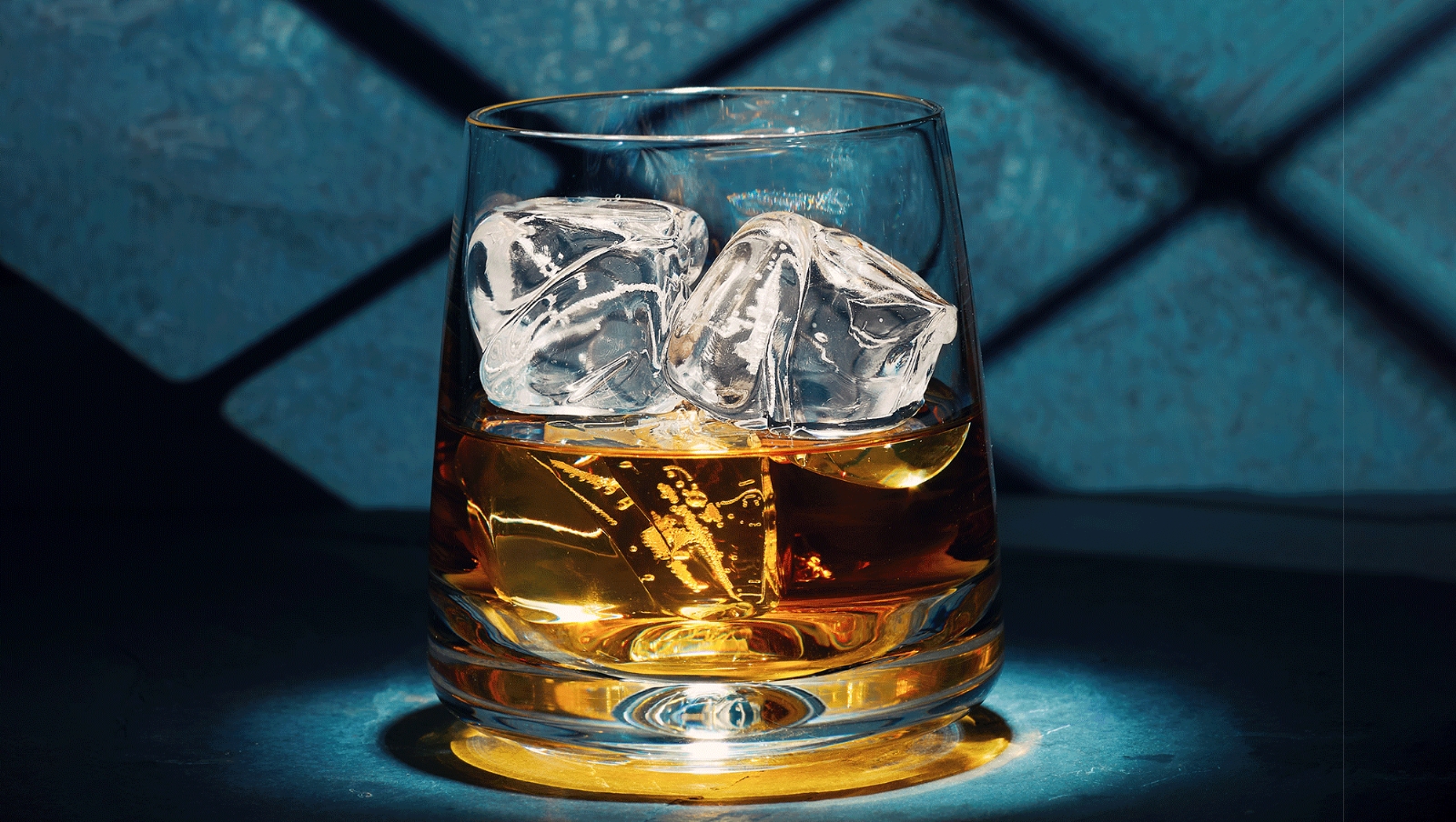 En la práctica, una botella de whisky no dura para siempre. Foto: The spirits business - https://www.thespiritsbusiness.com/content/uploads/2021/12/World-Spirits-Report-Scotch-whisky-featured.gif