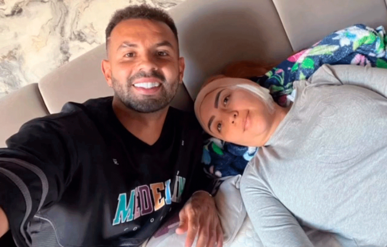 Cardona junto a su esposa, Carolina Castaño.