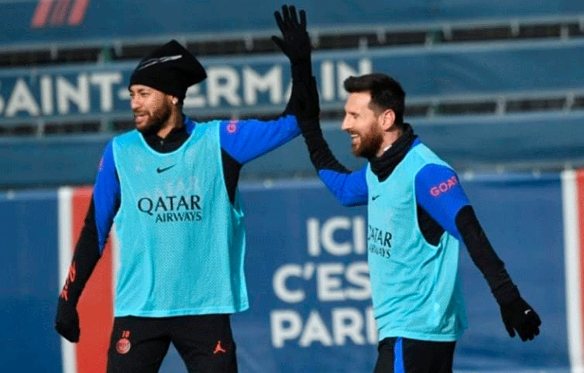 Messi y Neymar, en el entrenamiento de este lunes en el PSG. Messi y Neymar, en el entrenamiento de este lunes en el PSG.