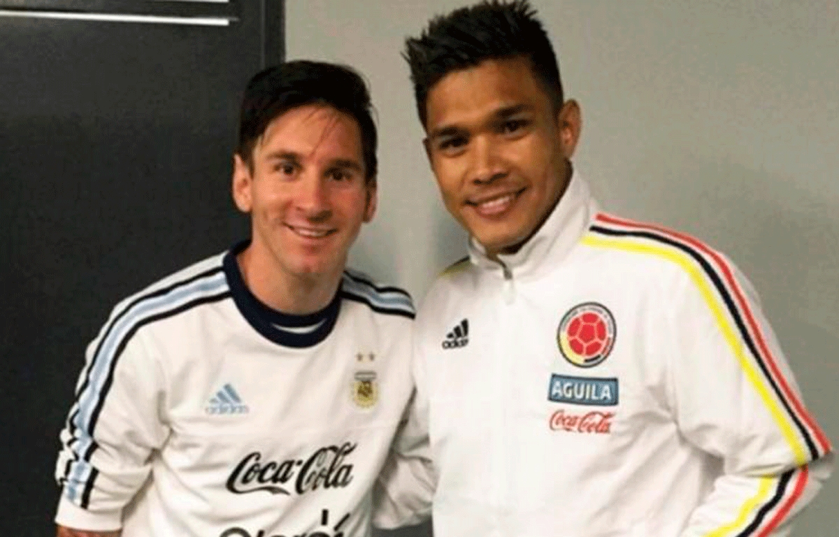 Teo Gutiérrez y Lionel Messi, después de un partido de la Copa América 2015. Teo Gutiérrez y Lionel Messi, después de un partido de la Copa América 2015.