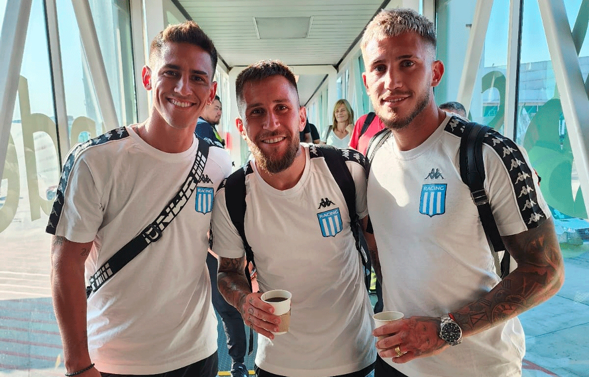 Los jugadores de Racing, en el Aeropuerto rumbo a Emiratos Árabes Unidos.