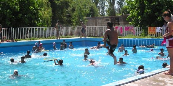 Balneario la perla niños en pileta INT N