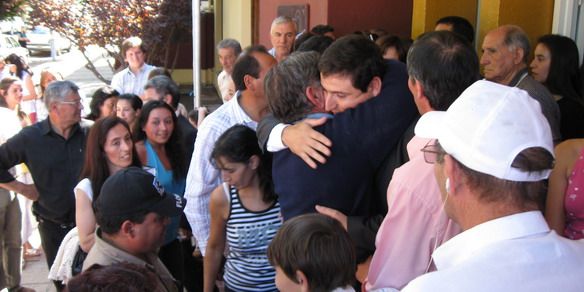 Salgado abrazo vecino N