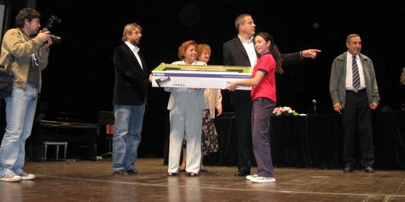 Iris lima entrega teclado niña música N