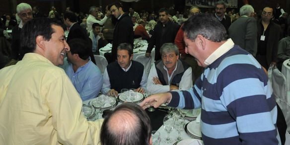 De ángeli frente a la mesa de cobos N