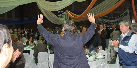 Cobos ensayando su saludo presidencial N