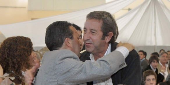 Jaque abraza a cobos N