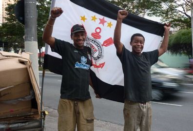 Cartoneros hinchas del timao de festejo
