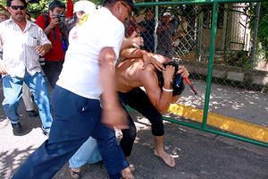 Esentaron-nuevamente-a-Casa-Presidencial-para-protestar-contra-la-consulta-popular_-Represion-a-la-libertad-de-expresion-en-Honduras_noticia_full