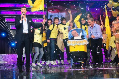 Festejo de Francisco ganador. A su lado Antonio, el hijo-Campi-