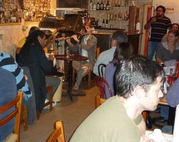 Musicos tocando en el bar