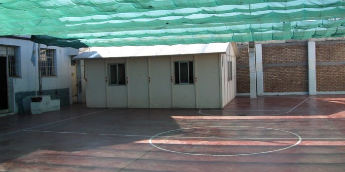 Escuala Almafuerte patio y aula provisoria N