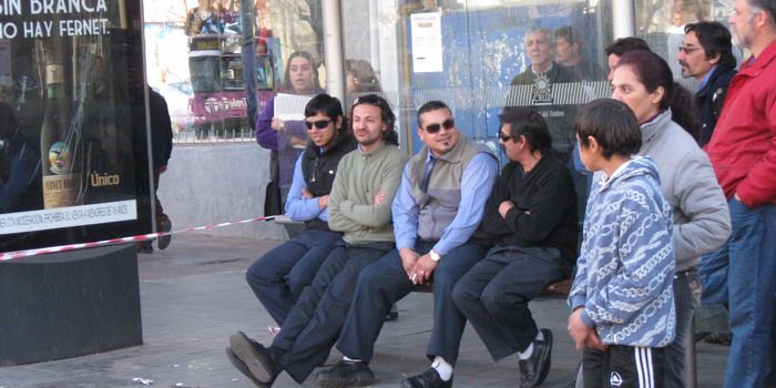 Choferes de troles se divierten luego de un accidente N