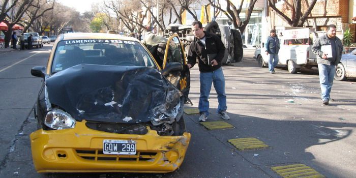 Taxi chocado por ambulancia N