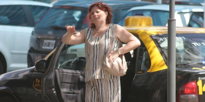 Olga Lafont bajando taxi N