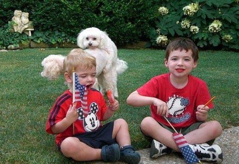 Niños y perritos interior