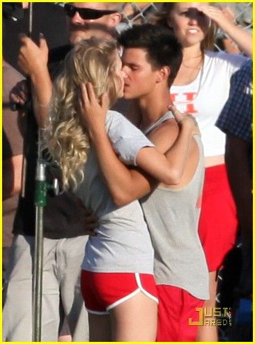 Taylor-lautner-and-taylor-swift-kiss