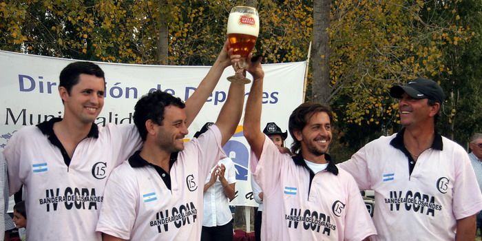 Campeones con Copa en Mano.jpg 1