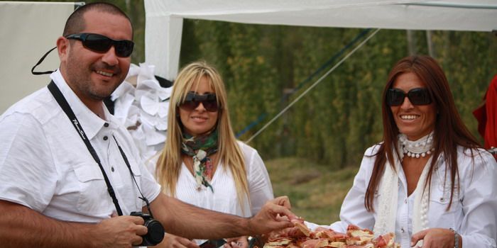 Repartiendo jamón crudo y pan casero.jpg 1