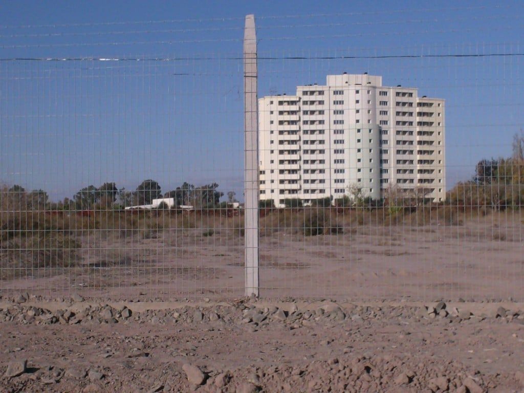 Calle Martin Fierro debía cruzar por el costado izq.(a igual q las cloacas)de ese edificio, hoy está todo cercado (imagen vis