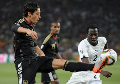 Sarpei (d) de Ghana lucha por el balón con Mesut Oezil (i) de Alemania P