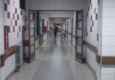 Guardia del hospital central - limpiando el piso