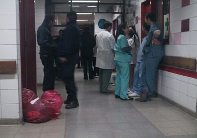 Guardia del hospital central - policías esperando
