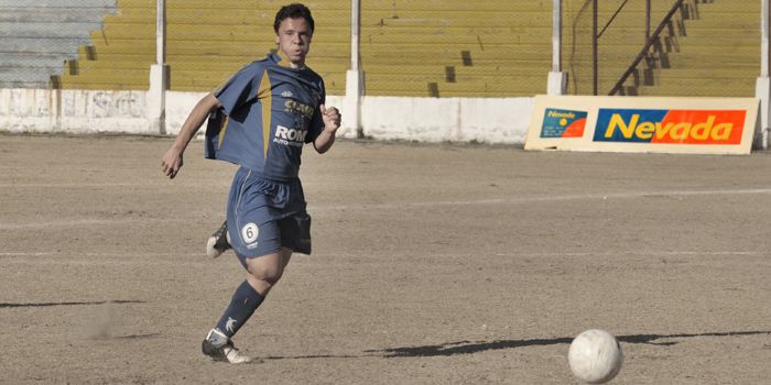 Cartel Grandes Marcas cancha de futbol
