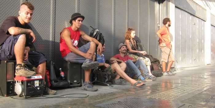 La banda en el andén