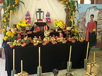 200px-Mexico-Day_of_the_Dead_altar