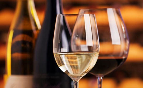 Wine_tasting_of_red_and_white_67184400_std