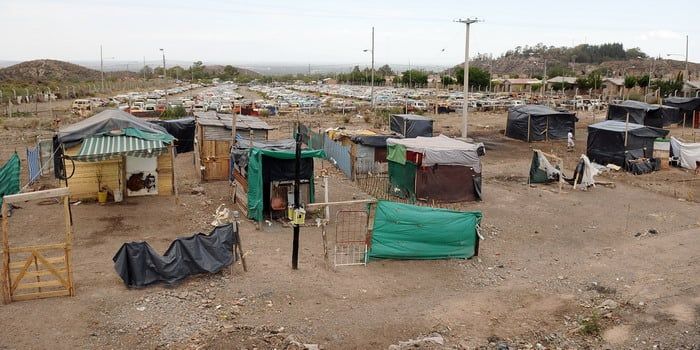 Asentamiento-okupas-la favorita-pobreza-villa-NOTA (1)