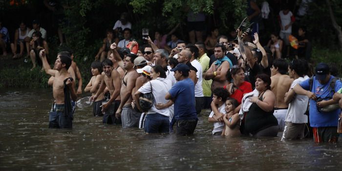Dakar 2011 - Gente bajo la lluvia - NOTA1