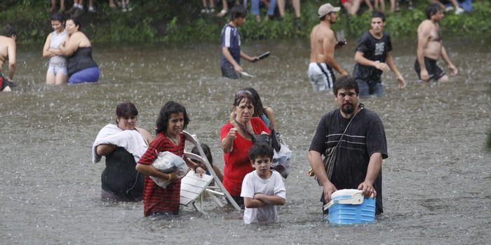 Dakar 2011 - Gente bajo la lluvia - NOTA