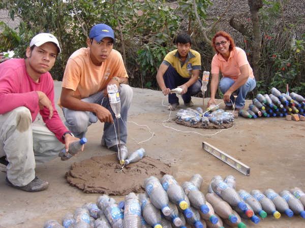Botellas casa construccion