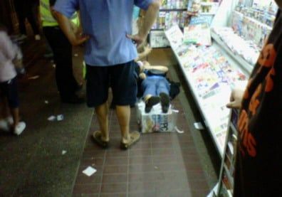 Mujer desmayada en la vía blanca