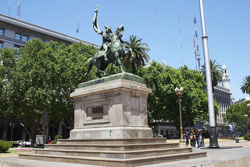 Plaza_de_Mayo-Estatua_Belgrano
