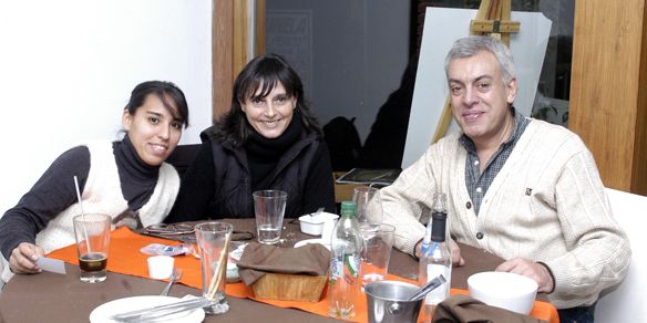 Marcela, Gabriela y Armando de Mendoza