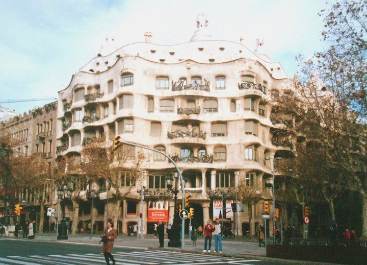 La pedrera, tambien de gaudi, en paseo de gracia, ciudad condal