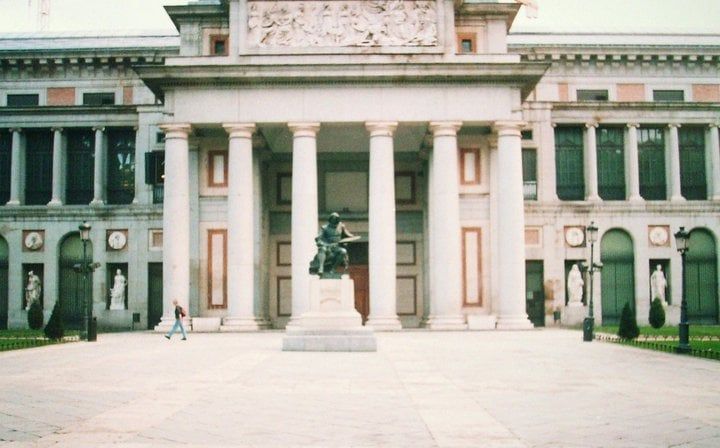 Museo del prado con la estatua de velazquez