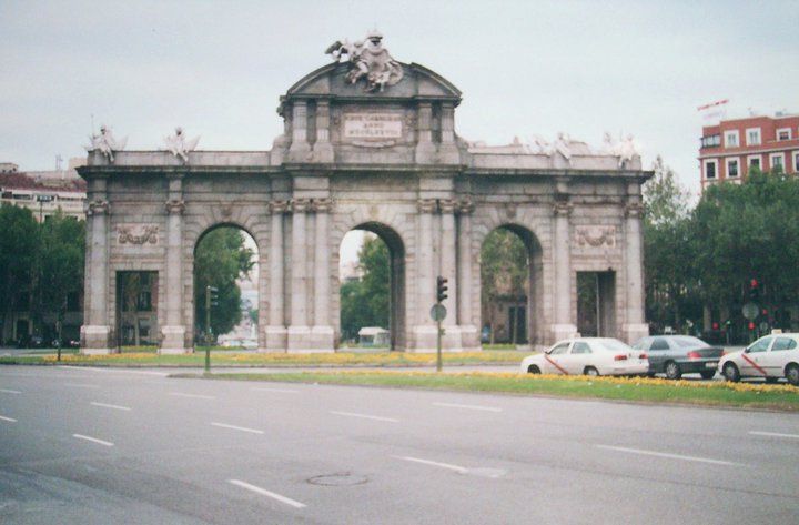 Puerta de alcala a la salida del parque de retiro