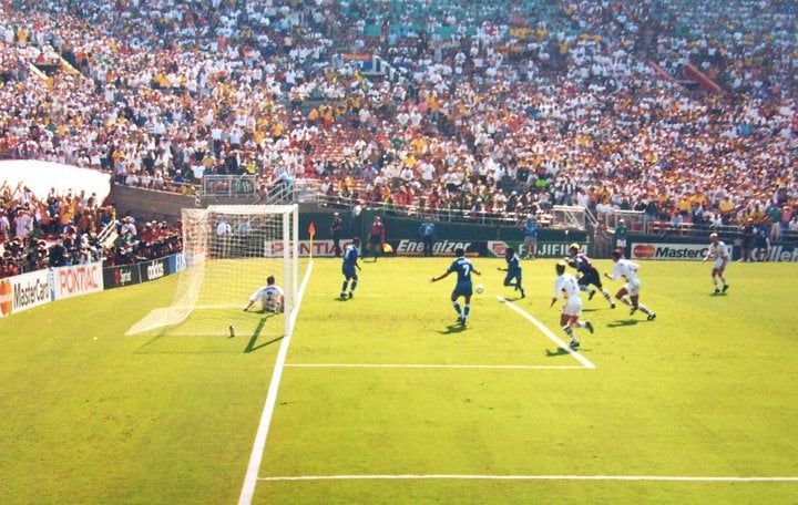 Un defensa sueco frena un tiro de romario