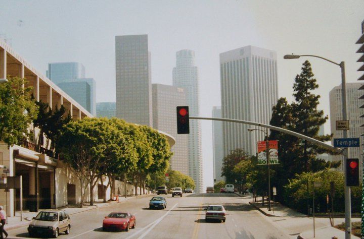 Dowtown de los angeles. el edifcio cilindrico es us bank tower