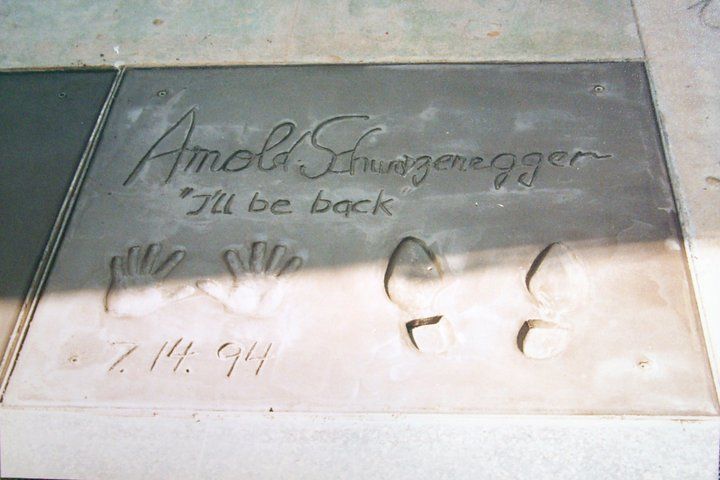 Las manos y pies de arnold en la vereda del teatro chino