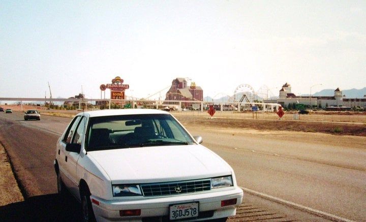 El auto que alquile y atrás el limite de california y nevada y un casino con montaña rusa incluida
