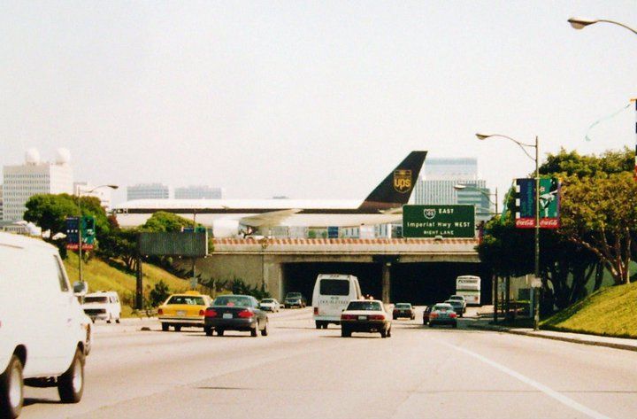 En la autopista de los angeles los aviones aterrizan