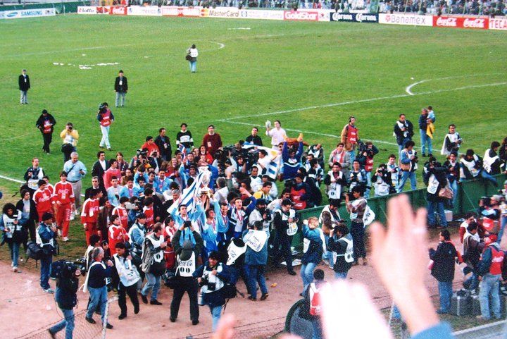 El manteca martinez eleva la copa hacia la tribuna