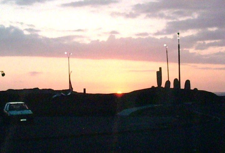 Laescueltura la mano del chileno irrazabal en playa breve